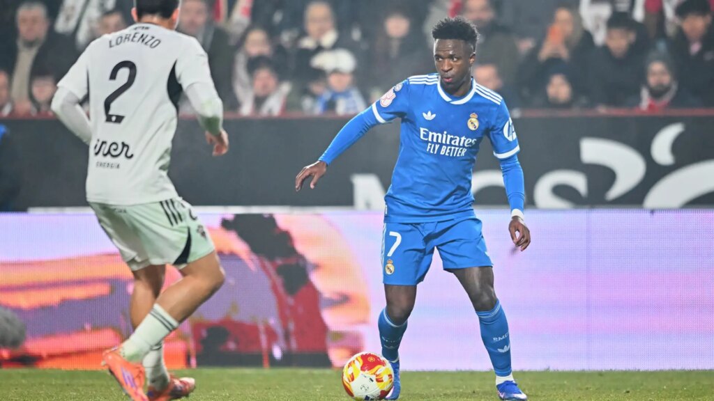 Aficionado lanza plátano a Vinícius en el estadio Carlos Belmonte durante partido de Copa del Rey