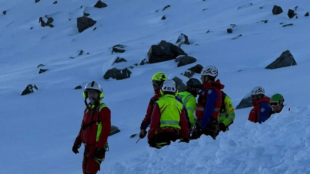 Al menos dos muertos por un alud cerca de una estación de esquí en el norte de Italia
