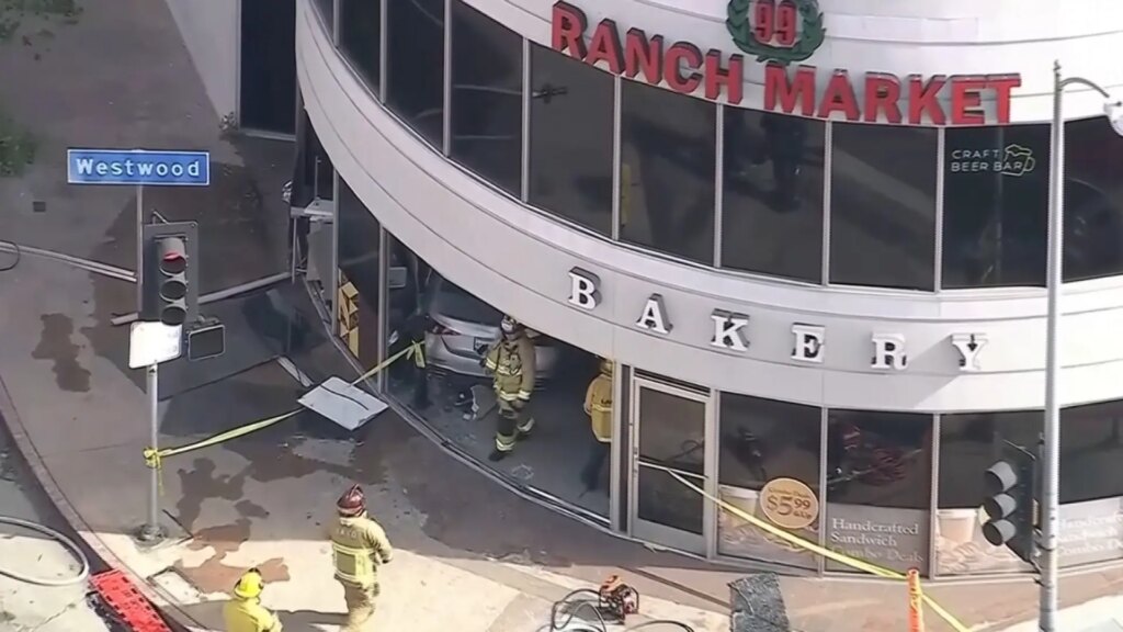 Una conductora atropella a un ciclista y deja tres muertos al empotrarse contra un supermercado en Los Ángeles