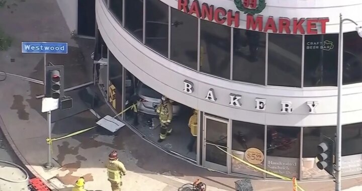 Una conductora atropella a un ciclista y deja tres muertos al empotrarse contra un supermercado en Los Ángeles