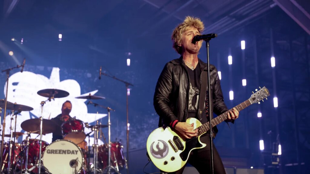 Green Day calienta el ambiente horas antes de la Super Bowl con un mensaje al ICE: "Deja tu trabajo de mierda"
