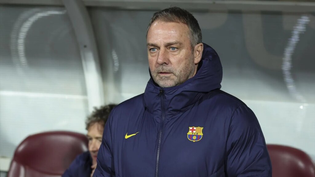 Hansi Flick dialoga con Lamine Yamal en el banquillo del Barça durante el partido contra el Mallorca
