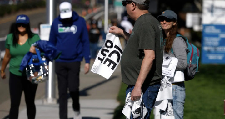 Activistas reparten toallas con el lema de 'ICE fuera' a los aficionados que asisten del Super Bowl
