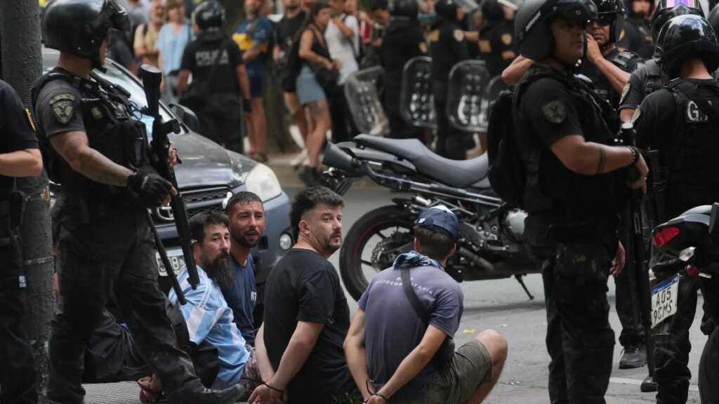 Más de 70 detenidos y 12 agentes heridos en Argentina durante la protesta contra la reforma laboral impulsada por Milei