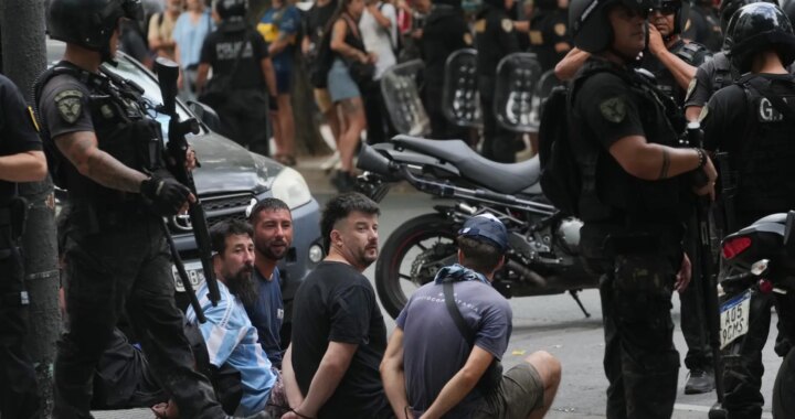 Más de 70 detenidos y 12 agentes heridos en Argentina durante la protesta contra la reforma laboral impulsada por Milei