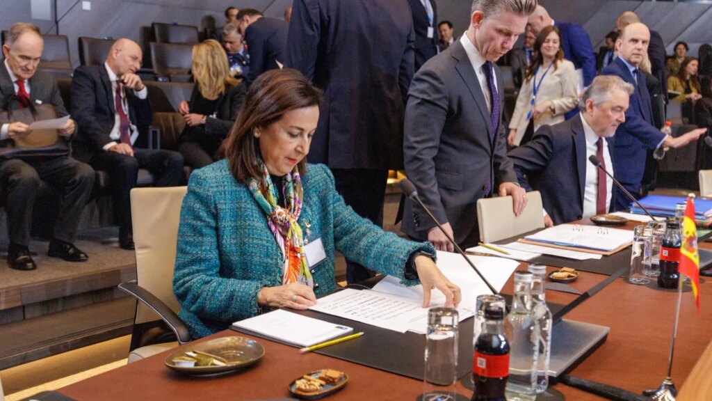 Robles se abre a que España participe en la misión de la OTAN en el Ártico e insiste en que la Alianza "tiene que estar unida"