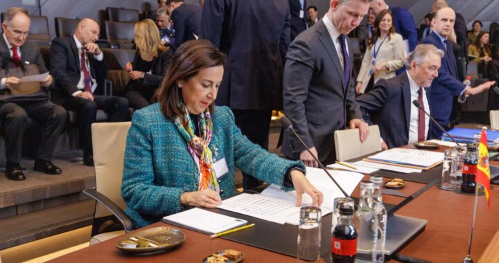 Robles se abre a que España participe en la misión de la OTAN en el Ártico e insiste en que la Alianza "tiene que estar unida"