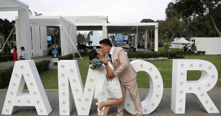 Boda masiva en Lima: más de 100 parejas se casan en una ceremonia comunitaria