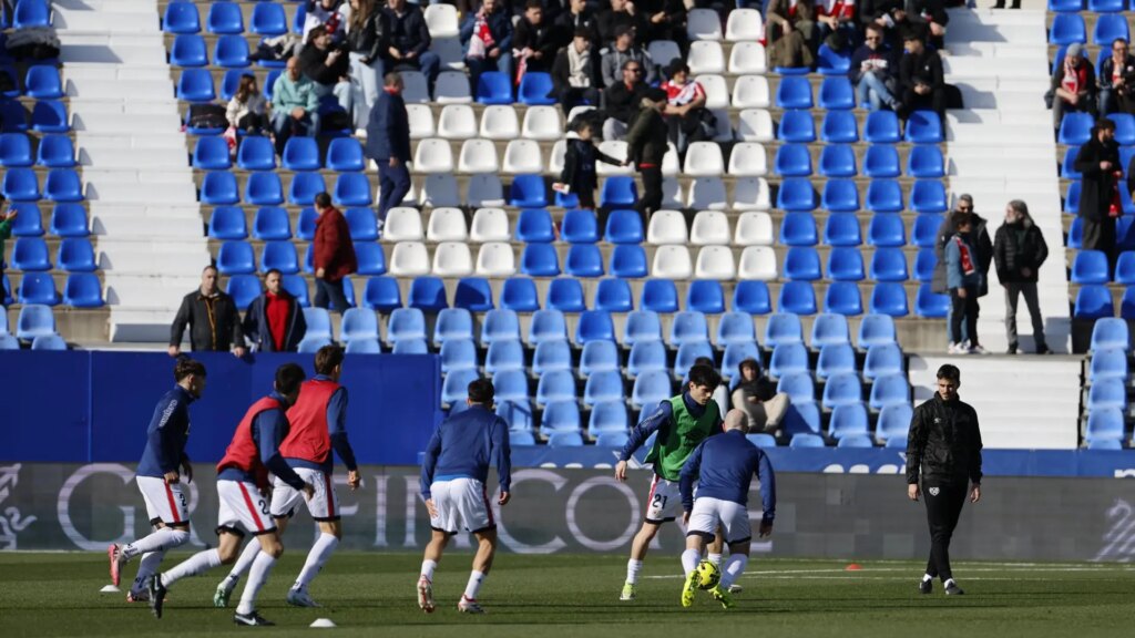 Indignación en el Rayo por jugar en Butarque: "Nos sentimos muy perjudicados, el estadio de Vallecas está para jugar"