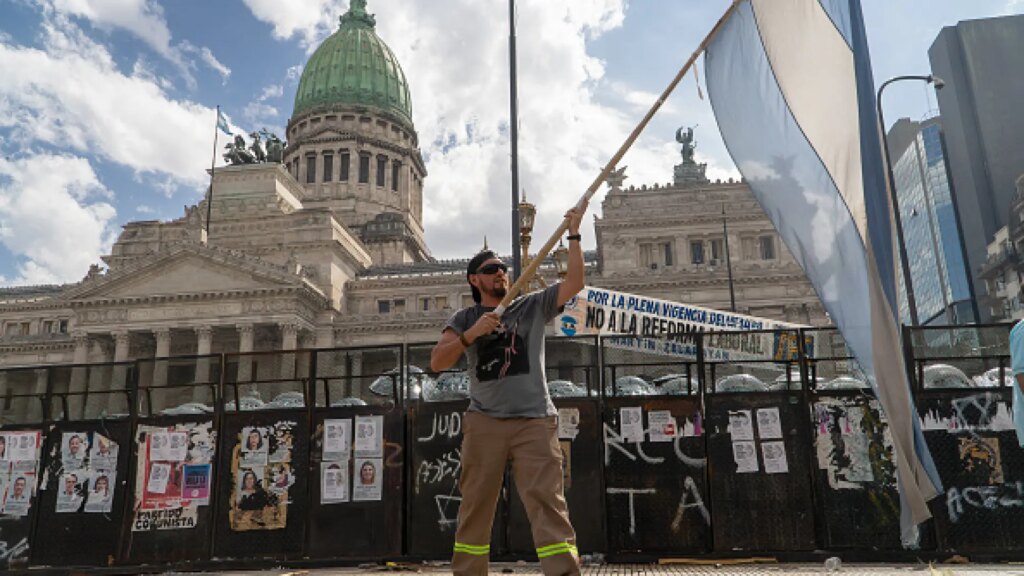 Jornadas ampliables a 12 horas, menos peso de los sindicatos y reducción de sueldo por enfermedad: así es la reforma laboral de Milei