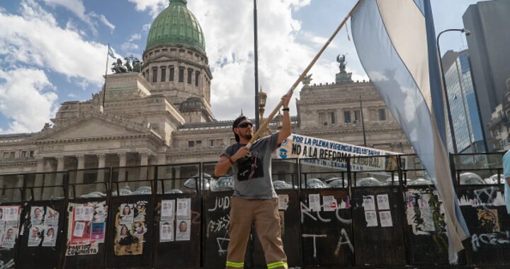 Jornadas ampliables a 12 horas, menos peso de los sindicatos y reducción de sueldo por enfermedad: así es la reforma laboral de Milei