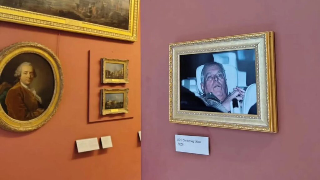Cuelgan en el Louvre la foto del expríncipe Andrés en el coche tras su detención
