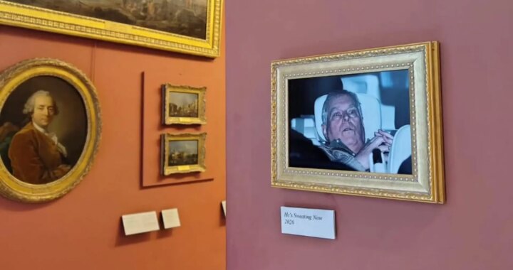 Cuelgan en el Louvre la foto del expríncipe Andrés en el coche tras su detención