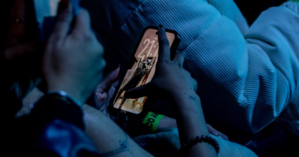“Nos engancha porque es como una cadena, tienes que seguir mirando”: ¿qué opinan los adolescentes de que les quiten las redes sociales?‘Infobae’ conversa con cuatro adolescentes, que se muestran reticentes a perder las pantallas, y con sus padres, que contemplan la medida con esperanza