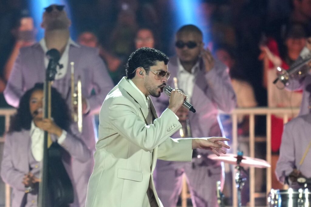 Bad Bunny despide a Willie Colón durante su concierto en Brasil: “Se fue una gran leyenda”
