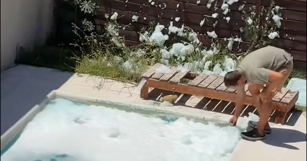 Confundió la botella de cloro con detergente, llenó de espuma la pileta y su desesperado intento por limpiarla se hizo viral