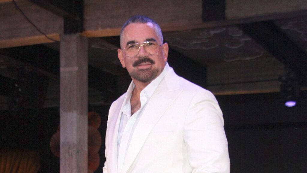 Eduardo Santamarina celebra el debut de su hijo en TelevisaUnivision