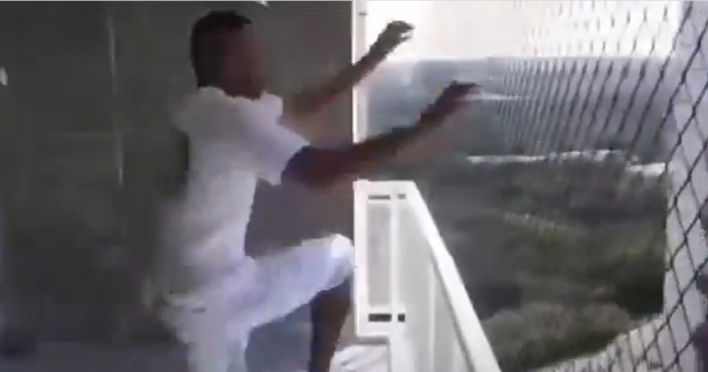 Un trabajador salta desde un piso 18 en Brasil para probar una red de seguridad y el video genera alarma en las redes