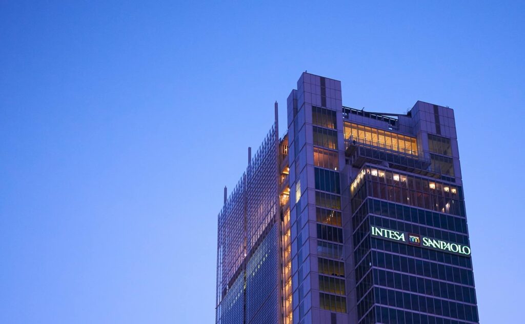 Gigante banco italiano Intesa Sanpaolo revela tenencias en ETF Bitcoin por USD $96 millones