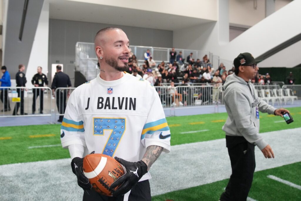 J Balvin brilló en el Flag Football Game del Super Bowl LX