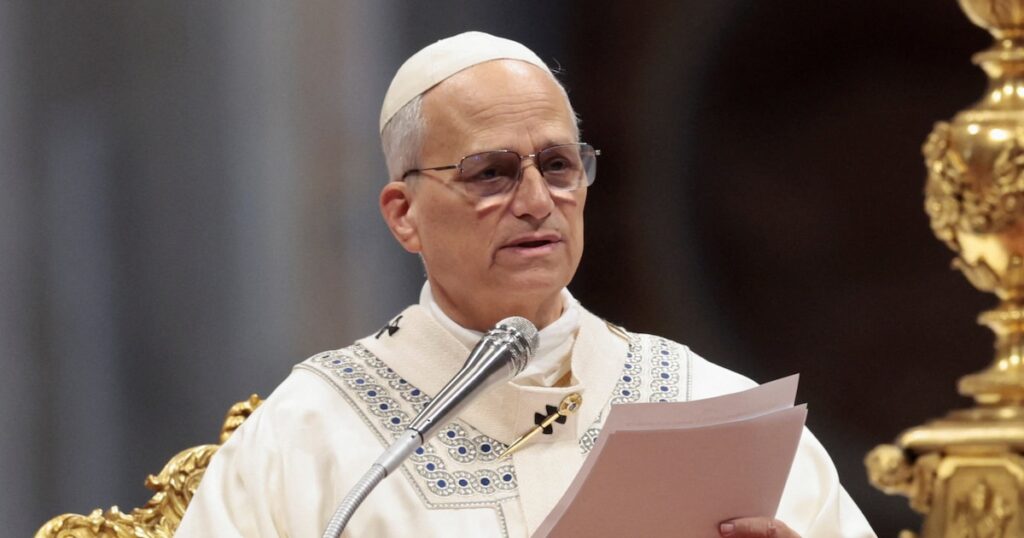 Sermones escritos por ChatGPT: El Papa prohíbe a los sacerdotes usar IA en sus homilíasLeón XIV afirmó que esta tecnología “nunca podrá compartir la fe” de la misma manera que un sacerdote humano