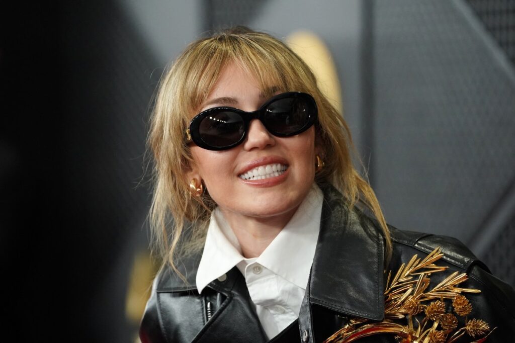 Miley Cyrus es captada usando la icónica peluca de Hannah Montana en Los Ángeles