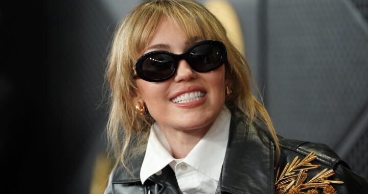 Miley Cyrus es captada usando la icónica peluca de Hannah Montana en Los Ángeles