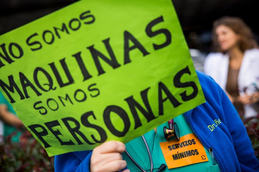 Crece un 13% el número de médicos que piden ayuda por enfermedades: la mayoría son mujeres por temas de salud mental | Sociedad