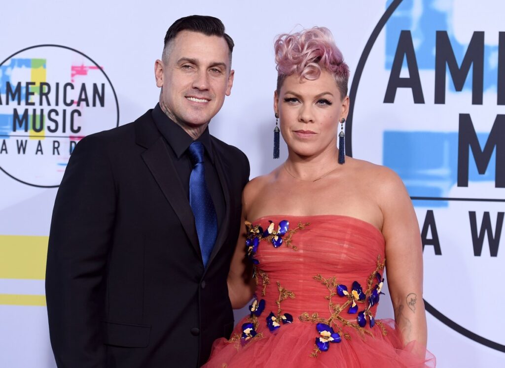 Pink niega que ella y su esposo Carey Hart estén en proceso de divorcio