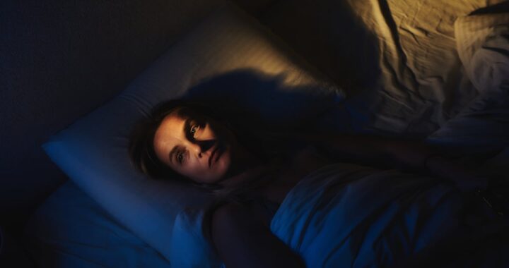 Dormir mal fuera de casa: el “efecto de la primera noche” abre la puerta a terapias para el insomnio | Salud y bienestar