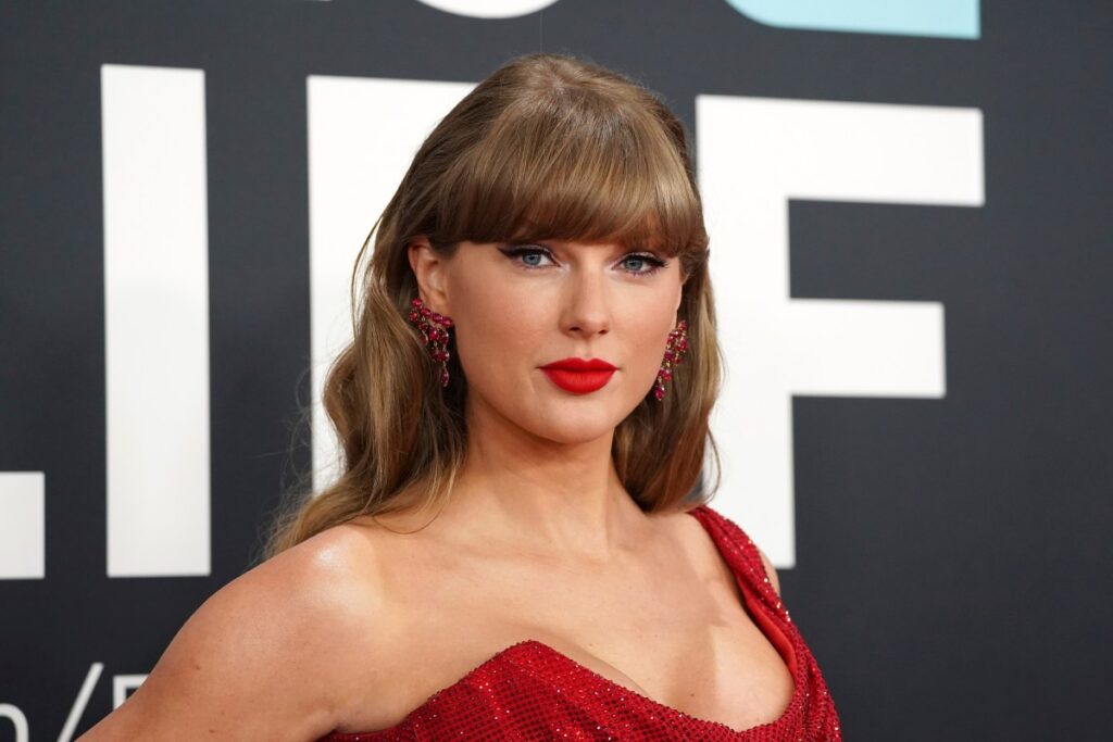 Taylor Swift celebra su decimocuarto número 1 en el Hot 100 de Billboard