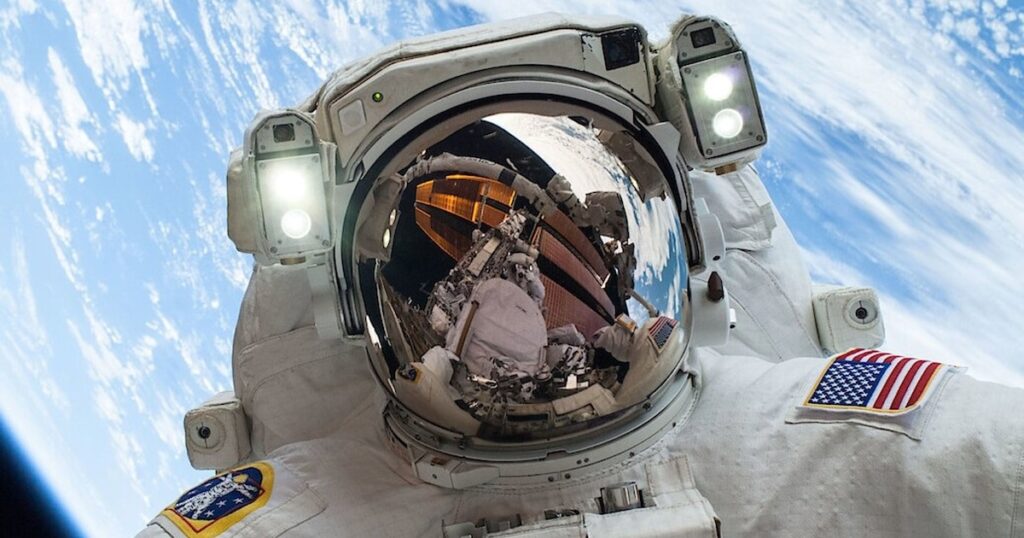 La tecnología de consumo llega al espacio: la NASA permitirá usar celulares en misionesLos astronautas podrán llevar a bordo los teléfonos inteligentes más avanzados, iniciando esta práctica con las misiones Crew-12 y Artemis II