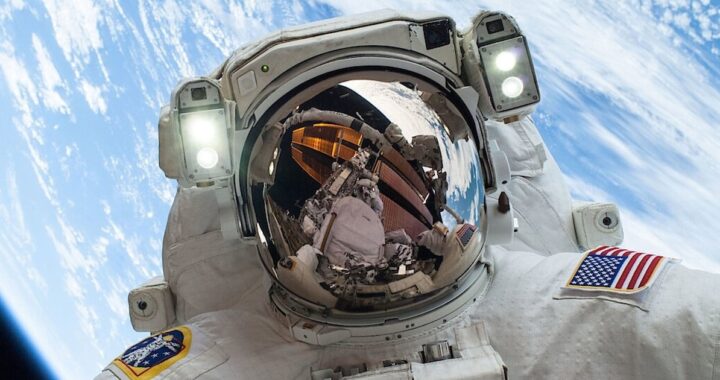 La tecnología de consumo llega al espacio: la NASA permitirá usar celulares en misionesLos astronautas podrán llevar a bordo los teléfonos inteligentes más avanzados, iniciando esta práctica con las misiones Crew-12 y Artemis II