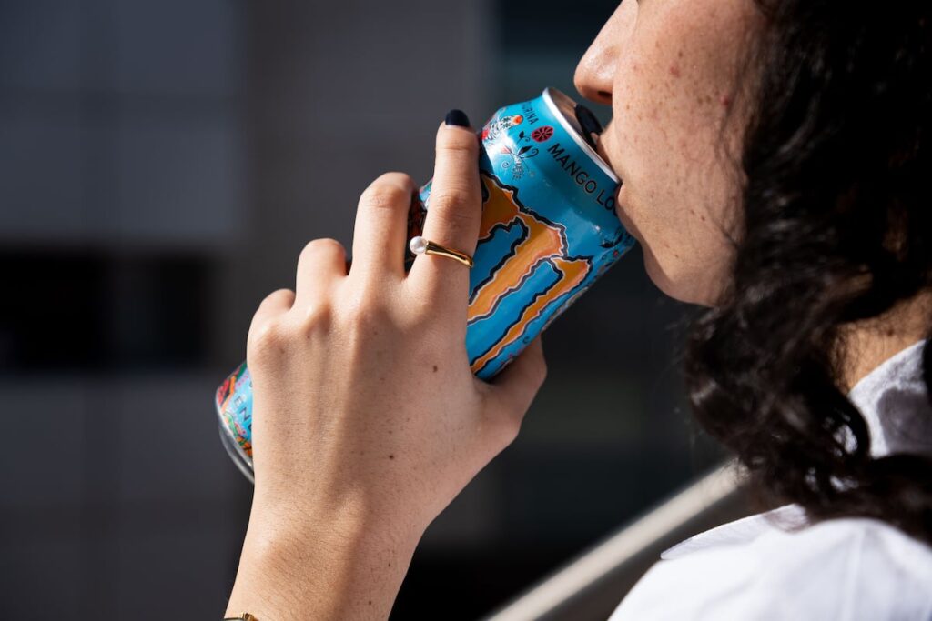 Consumo prohibirá la venta de bebidas energéticas a menores de 16 años y hasta los 18 las que tienen más cafeína | Sociedad