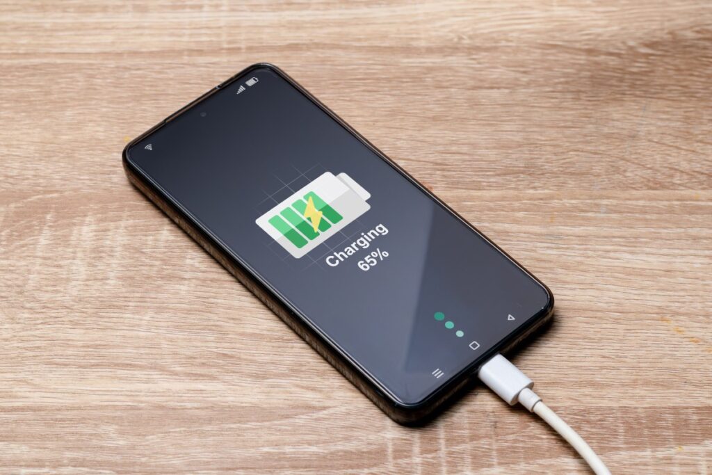 El truco para que tu teléfono se cargue más rápido y no es apagarlo