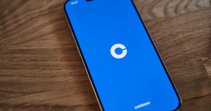Coinbase da el salto a «exchange de todo»: lanza comercio de acciones y ETF en EEUU