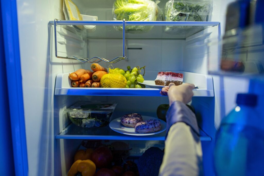 Comer a deshoras: cómo afecta tu energía y concentración