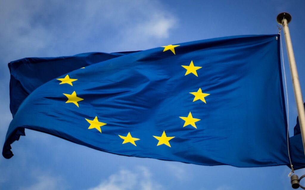 UE analiza prohibir cripto transacciones con Rusia mientras Parlamento aprueba euro digital