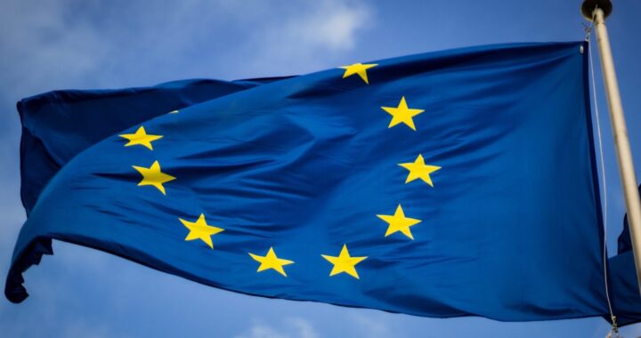 UE analiza prohibir cripto transacciones con Rusia mientras Parlamento aprueba euro digital