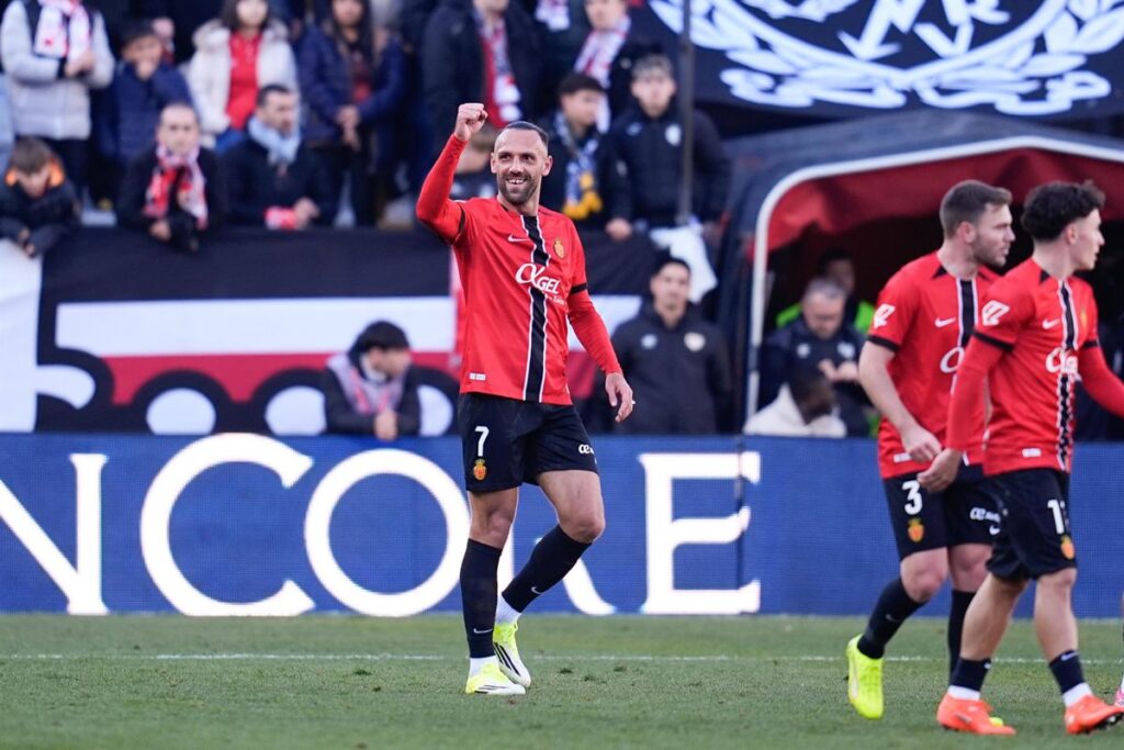 El Mallorca sale del descenso a costa del Sevilla y mete al Rayo en peligro