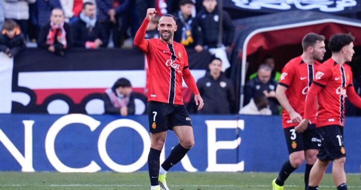 El Mallorca sale del descenso a costa del Sevilla y mete al Rayo en peligro