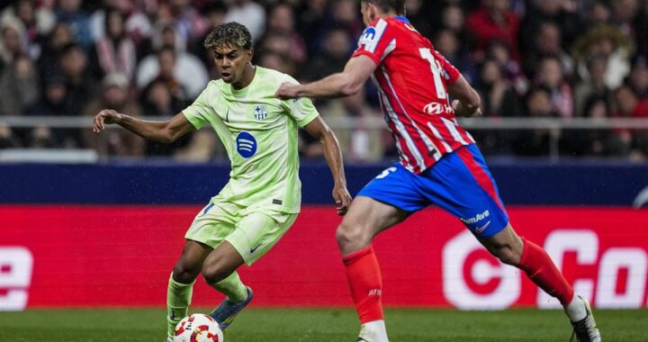 Jugadores en acción durante un partido de semifinales de Copa del Rey con afición de fondo