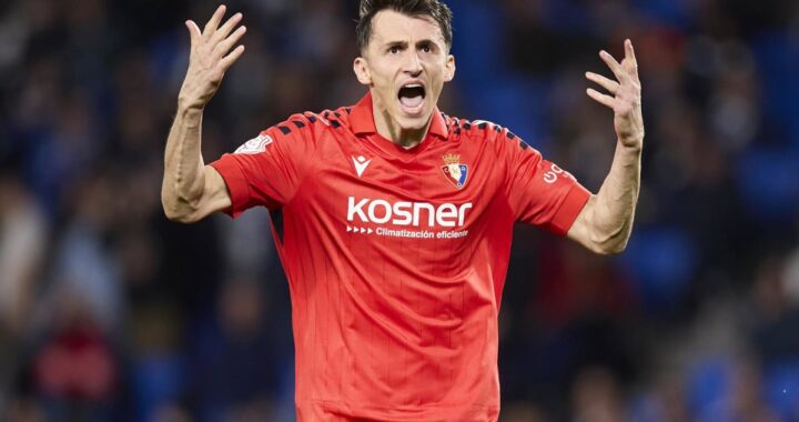 Partido de fútbol Osasuna vs Celta en Balaídos con lluvia y celebración de gol navarro