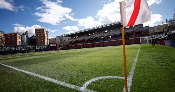 Campo de Vallecas con césped en mal estado tras lluvias persistentes