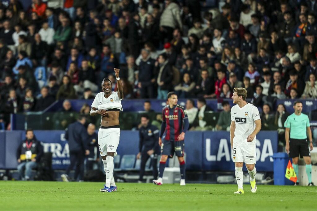 El Valencia hiere al Levante y el Betis deja en descenso al Mallorca