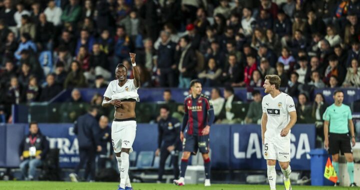 El Valencia hiere al Levante y el Betis deja en descenso al Mallorca