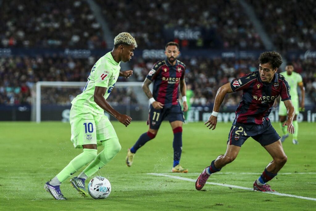 El Barça busca reconquistar el liderato ante el Levante