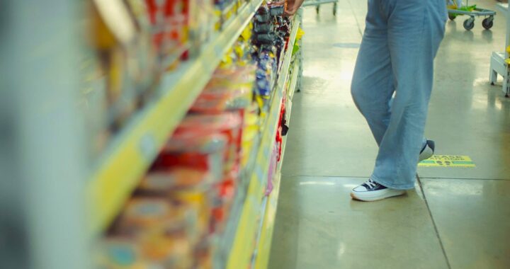 Inflación anual en EEUU se enfrió a 2,4% en enero, cayó más de lo esperado