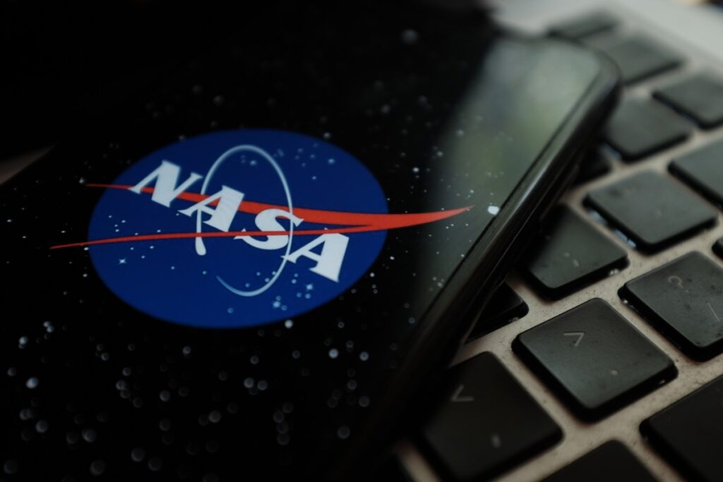 NASA permitirá que los astronautas lleven sus iPhone a la Luna en Artemis II