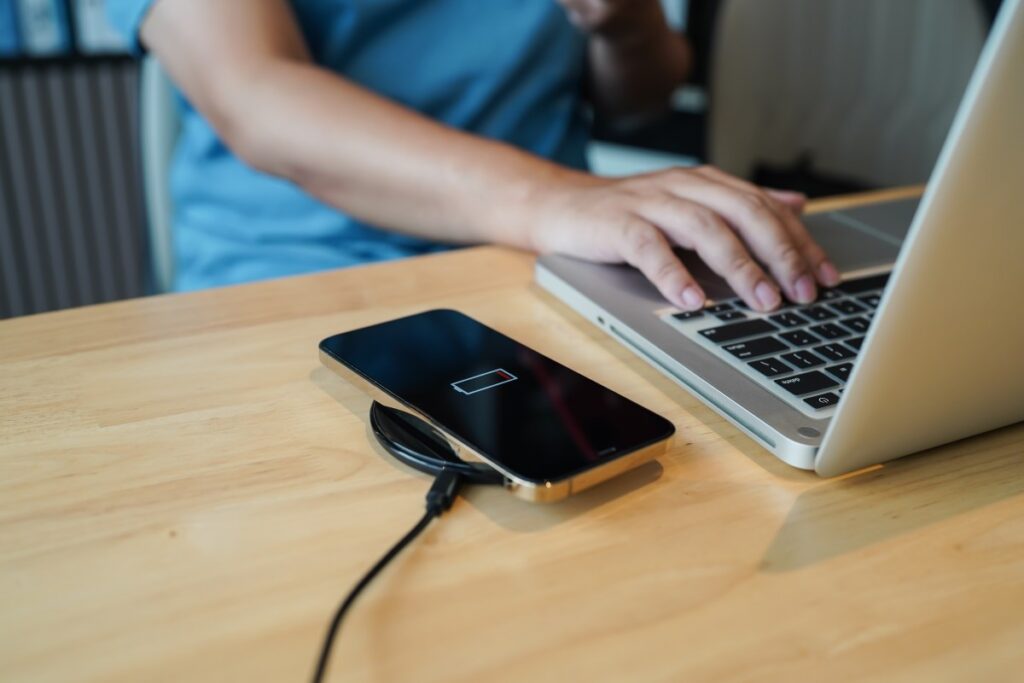 Carga inalámbrica vs cable: ¿Cuál cuida más la batería de tu smartphone a largo plazo?